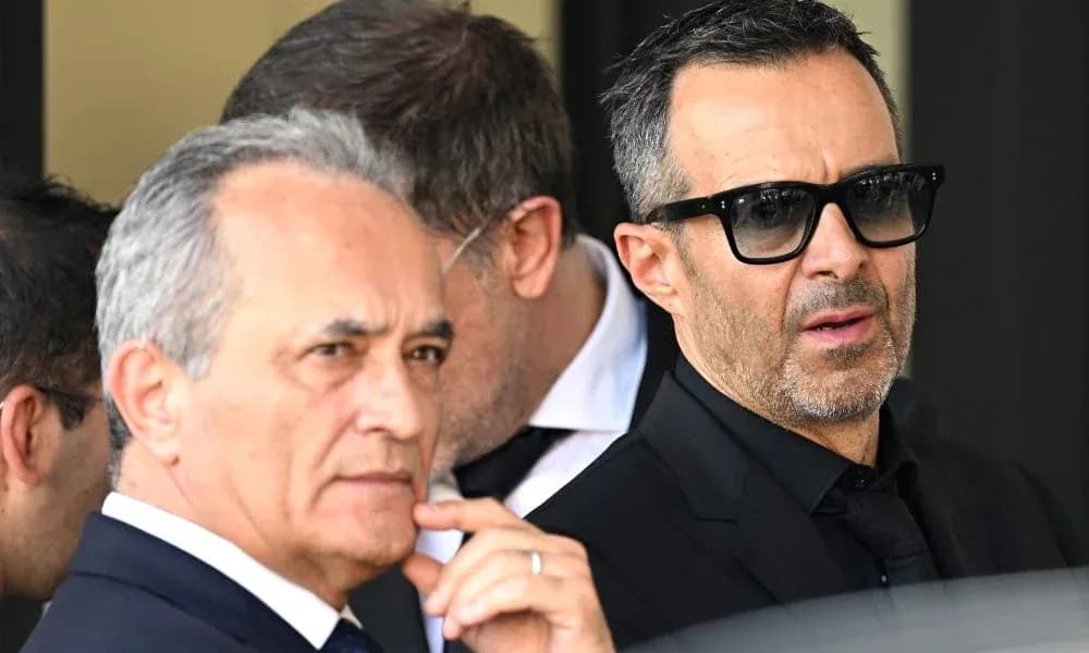 Dos hombres en trajes oscuros en evento Dos hombres en trajes oscuros en evento