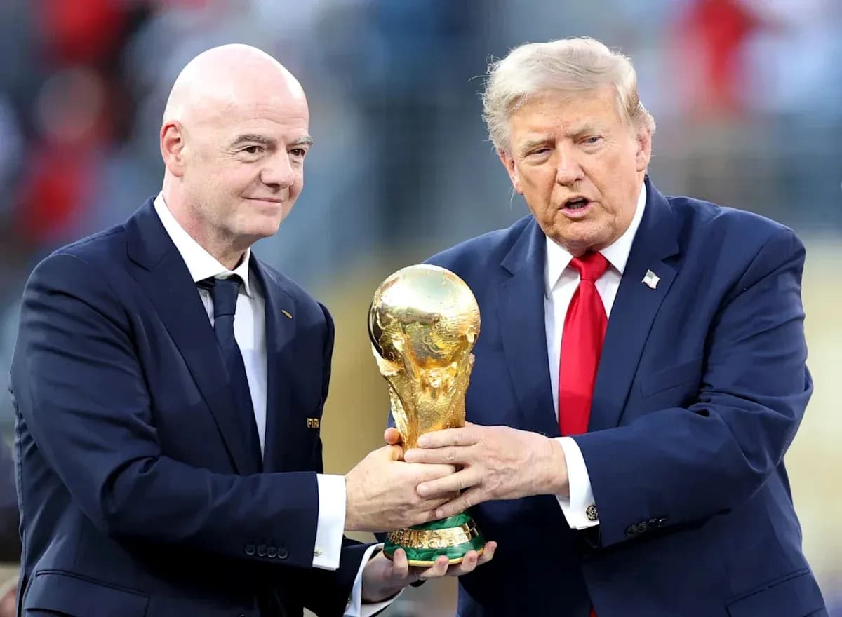 Gianni Infantino y Donald Trump sosteniendo el trofeo de la Copa del Mundo Gianni Infantino y Donald Trump sosteniendo el trofeo de la Copa del Mundo