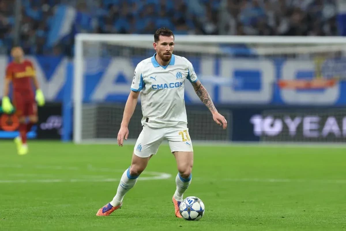Jugador de Marsella controlando el balón en el campo Jugador de Marsella controlando el balón en el campo