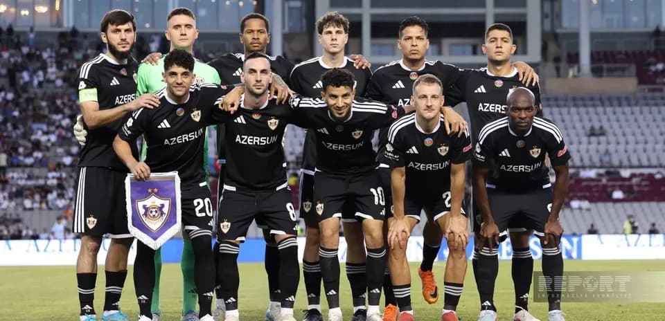 Equipo de Qarabag posando antes del partido Equipo de Qarabag posando antes del partido