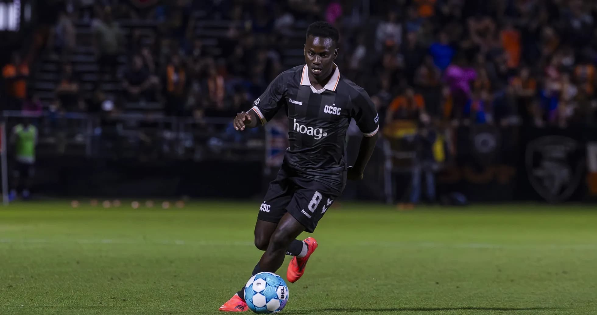 Jugador de Orange County SC con el balón Jugador de Orange County SC con el balón