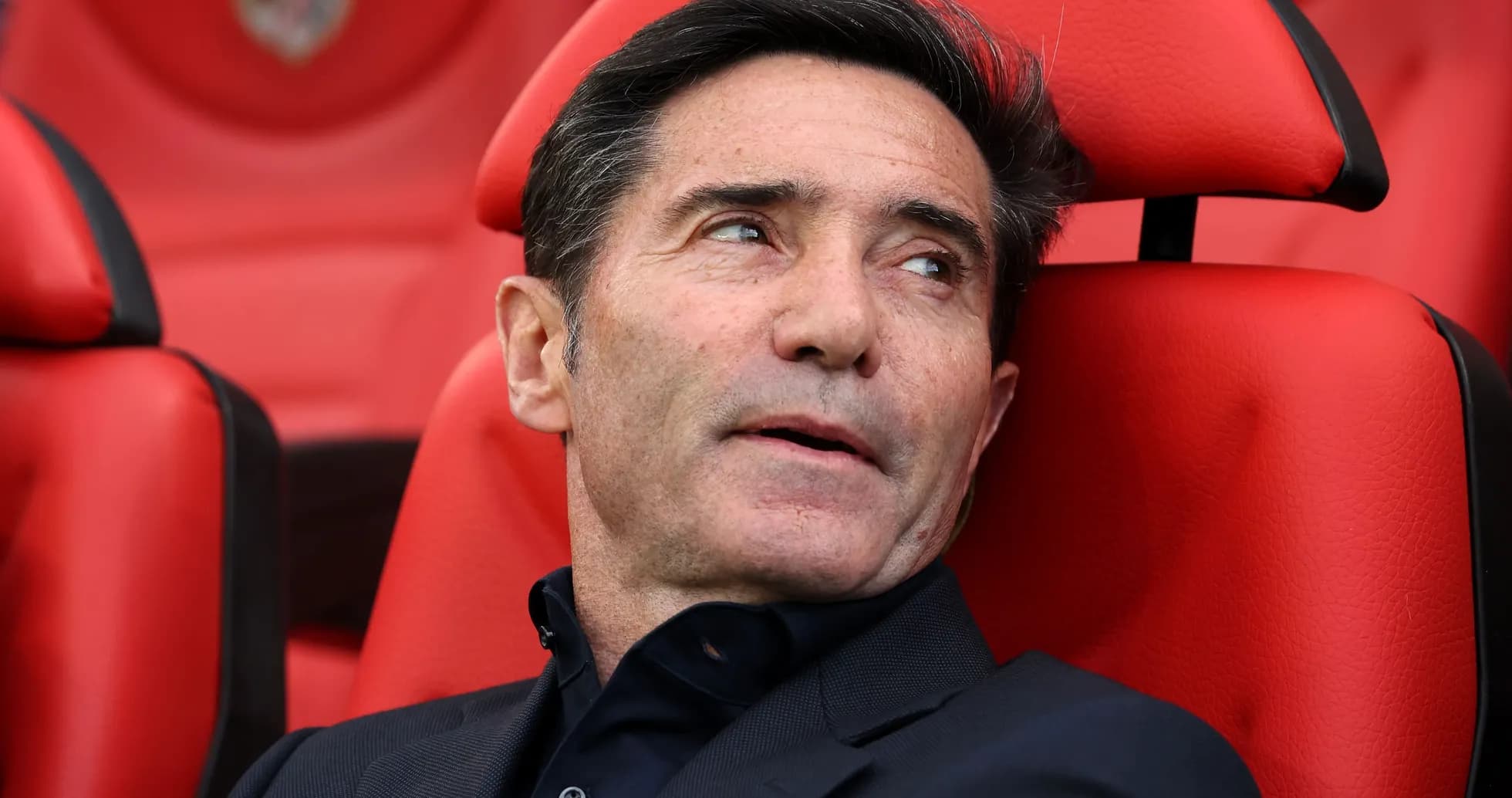 Entrenador sentado en el banquillo durante el partido Entrenador sentado en el banquillo durante el partido