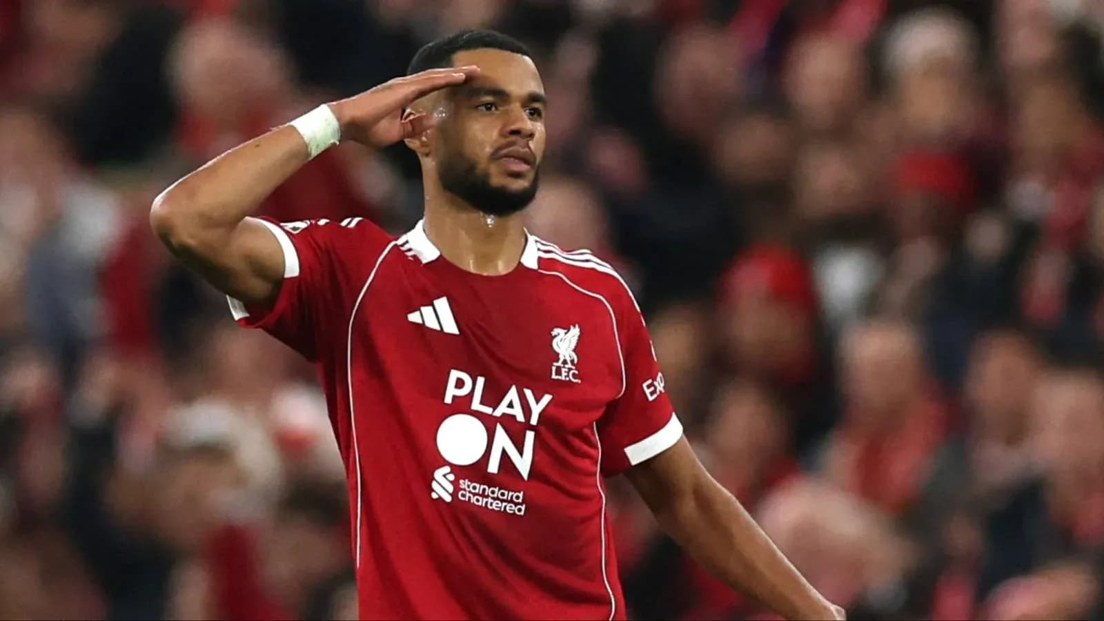 Jugador de Liverpool saludando al público en el estadio Jugador de Liverpool saludando al público en el estadio