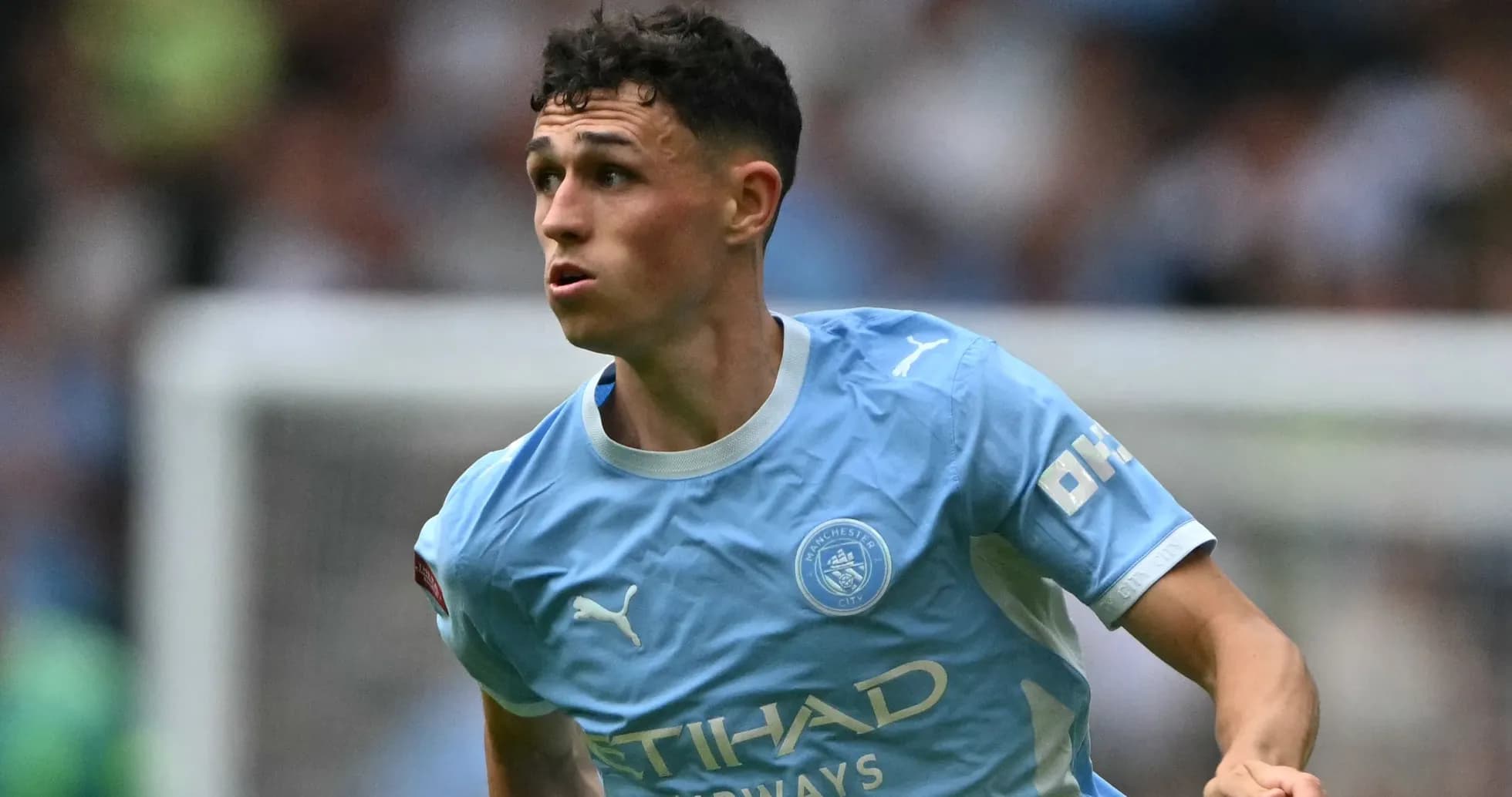 Jugador de Manchester City corriendo en el campo Jugador de Manchester City corriendo en el campo