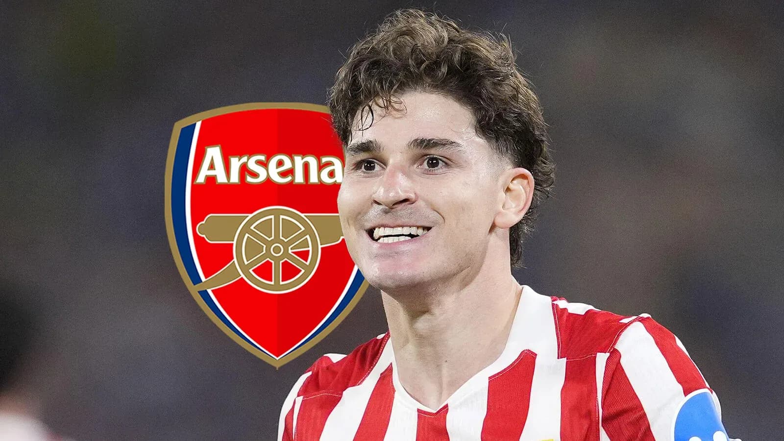 Jugador sonriente frente al logo de Arsenal Jugador sonriente frente al logo de Arsenal