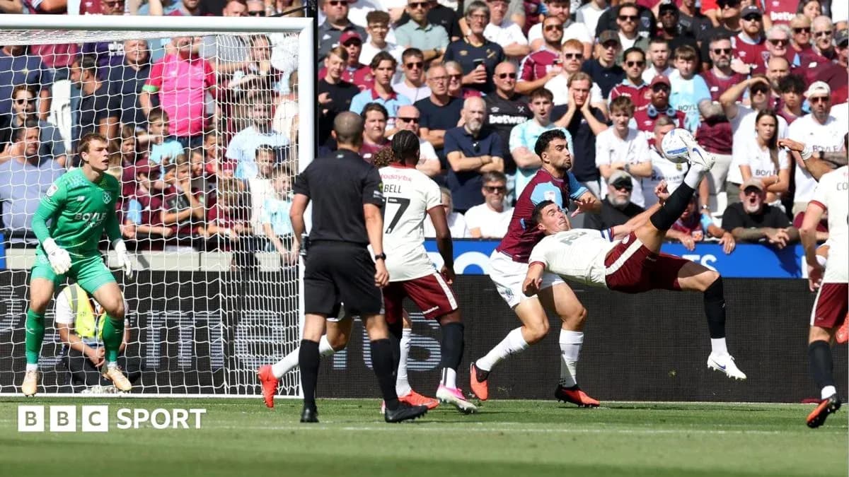 Jugador intentando una acrobacia en el área de gol Jugador intentando una acrobacia en el área de gol