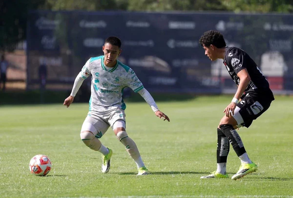 Jugador de Santos Laguna driblando a oponente Jugador de Santos Laguna driblando a oponente