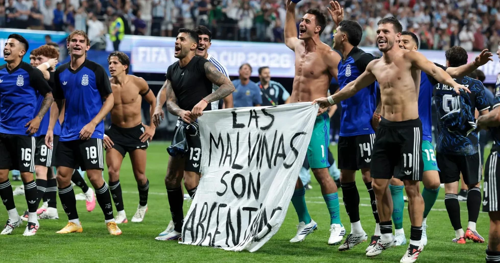 Jugadores argentinos celebrando con una pancarta en el campo Jugadores argentinos celebrando con una pancarta en el campo