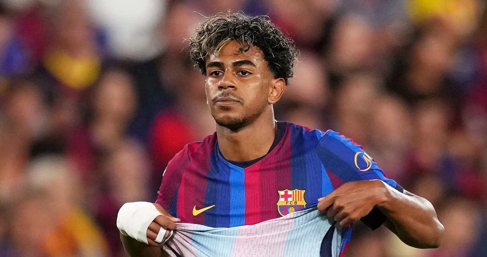 Jugador del FC Barcelona levantando su camiseta durante el partido Jugador del FC Barcelona levantando su camiseta durante el partido