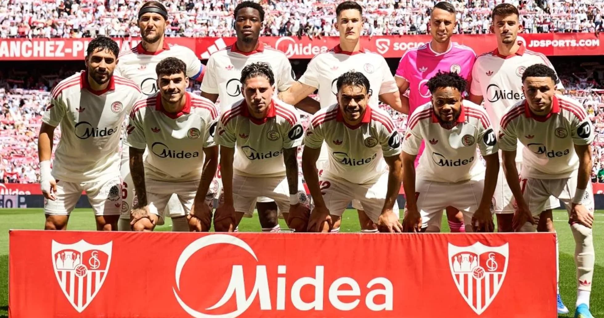 Equipo del Sevilla posando antes del partido Equipo del Sevilla posando antes del partido