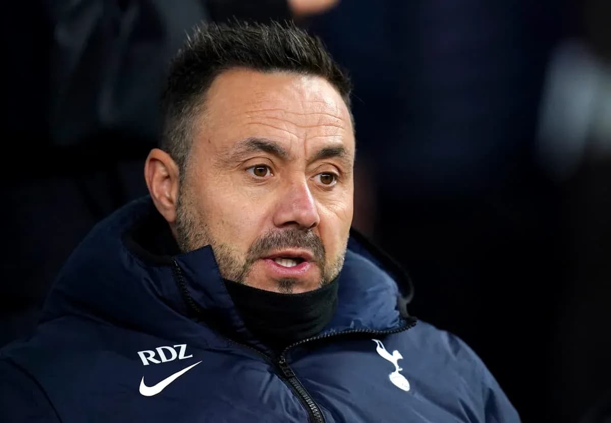 Entrenador de Tottenham en el banquillo durante partido Entrenador de Tottenham en el banquillo durante partido