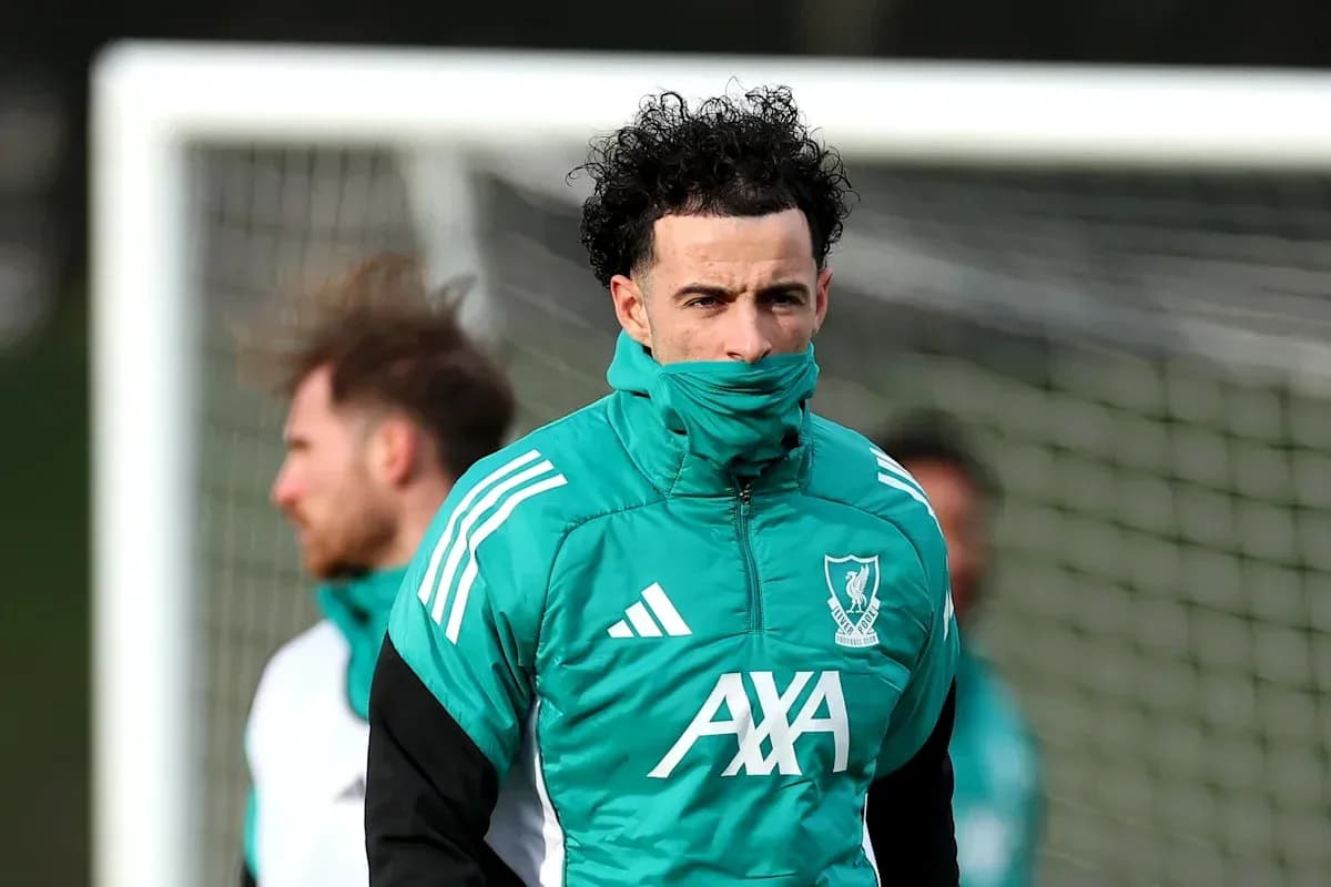 Jugador de Liverpool entrenando con chaqueta verde Jugador de Liverpool entrenando con chaqueta verde