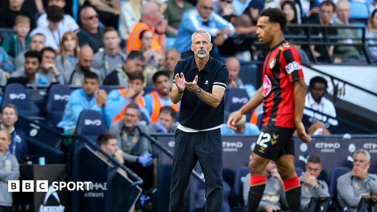 Entrenador dirigiendo a su jugador en el partido Entrenador dirigiendo a su jugador en el partido