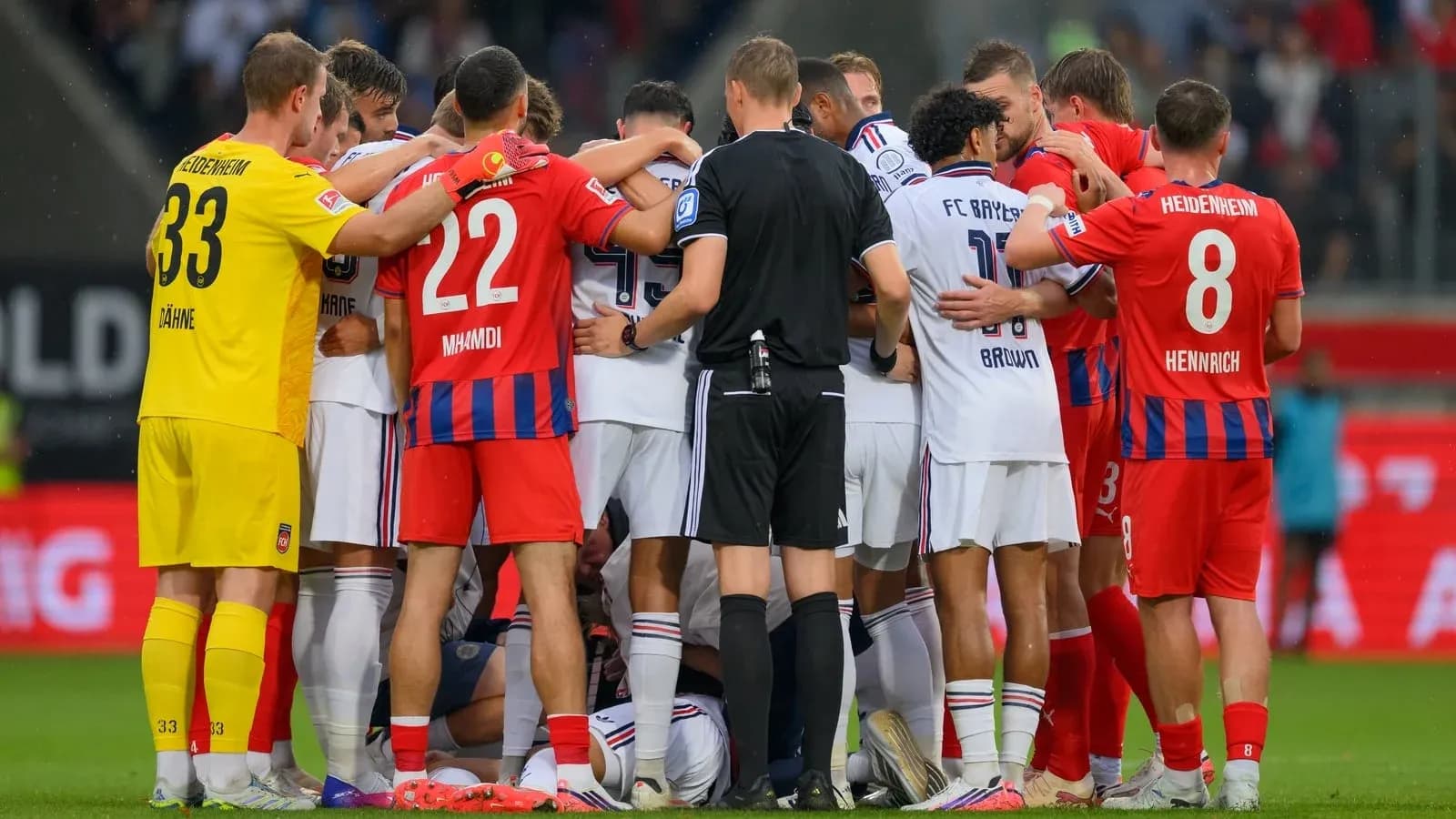 Jugadores de Heidenheim y Braunschweig en confusión Jugadores de Heidenheim y Braunschweig en confusión