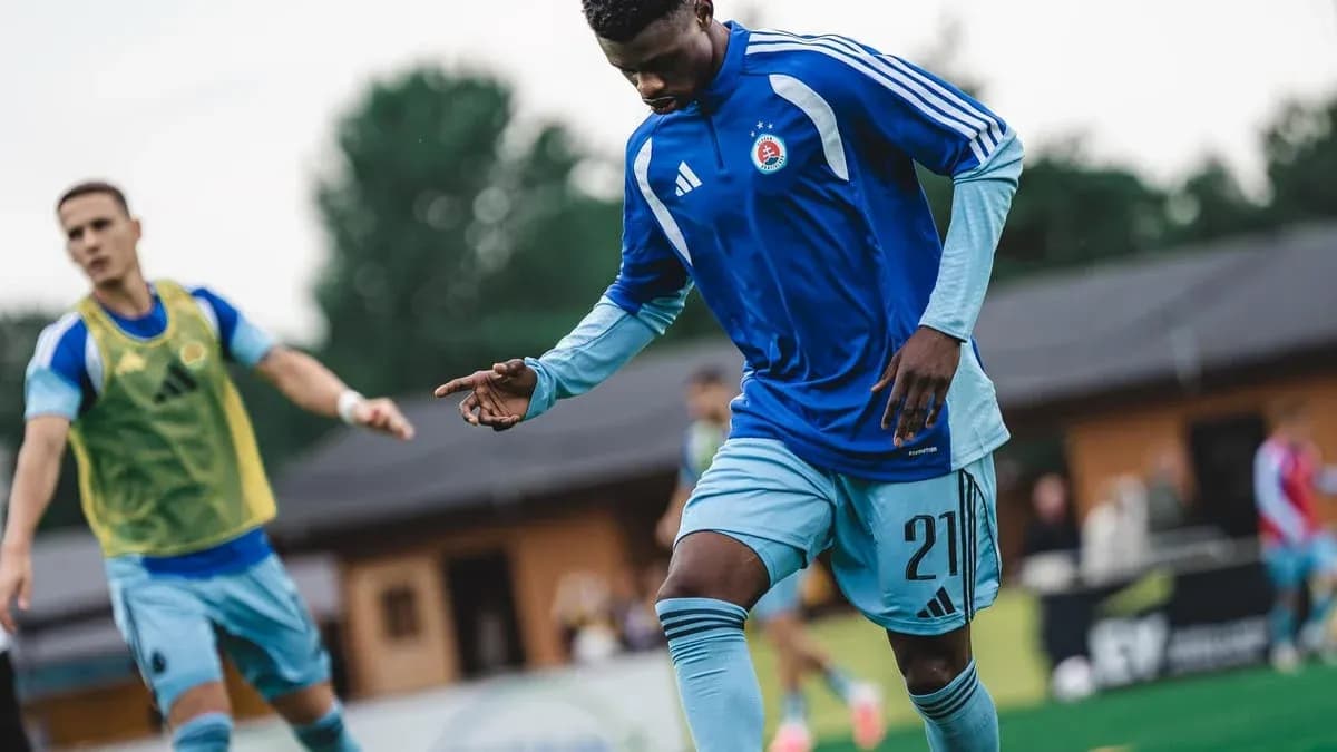 Jugador entrenando con camiseta de Slovan Bratislava Jugador entrenando con camiseta de Slovan Bratislava