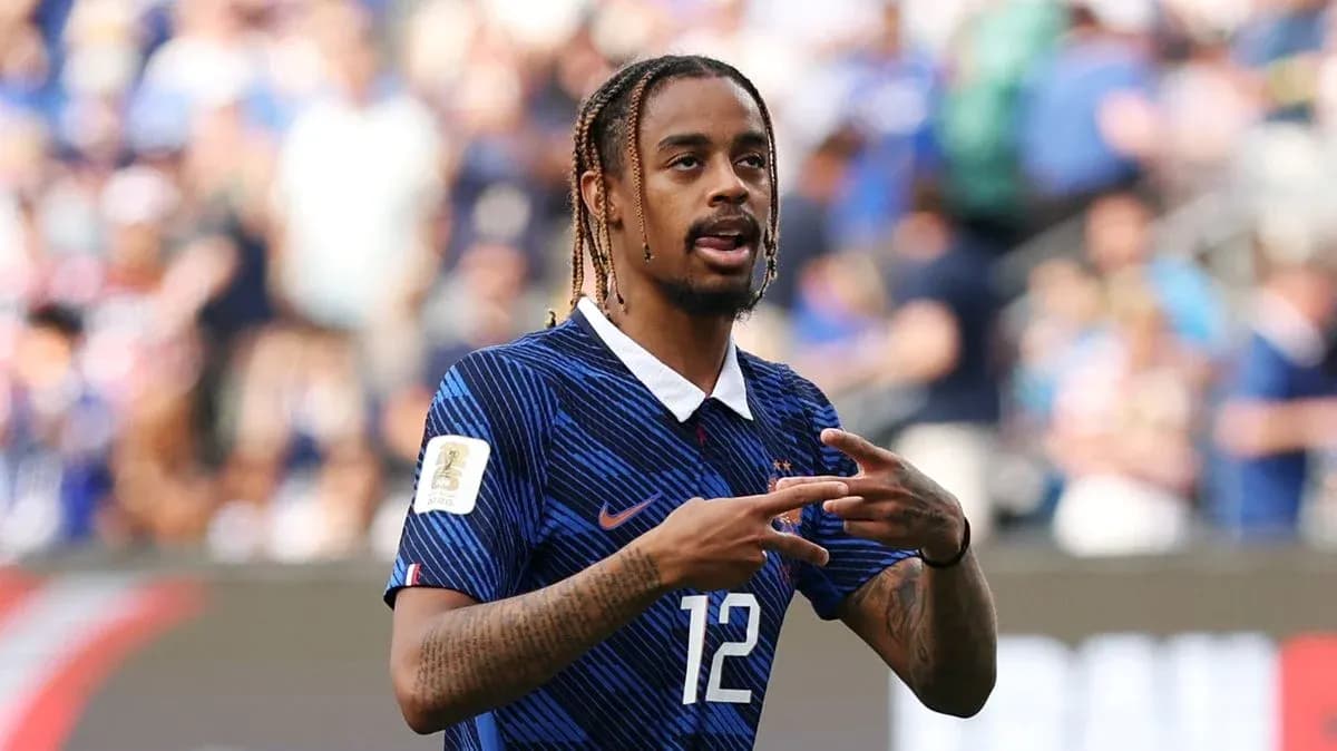 Jugador de Francia señalando durante el partido Jugador de Francia señalando durante el partido