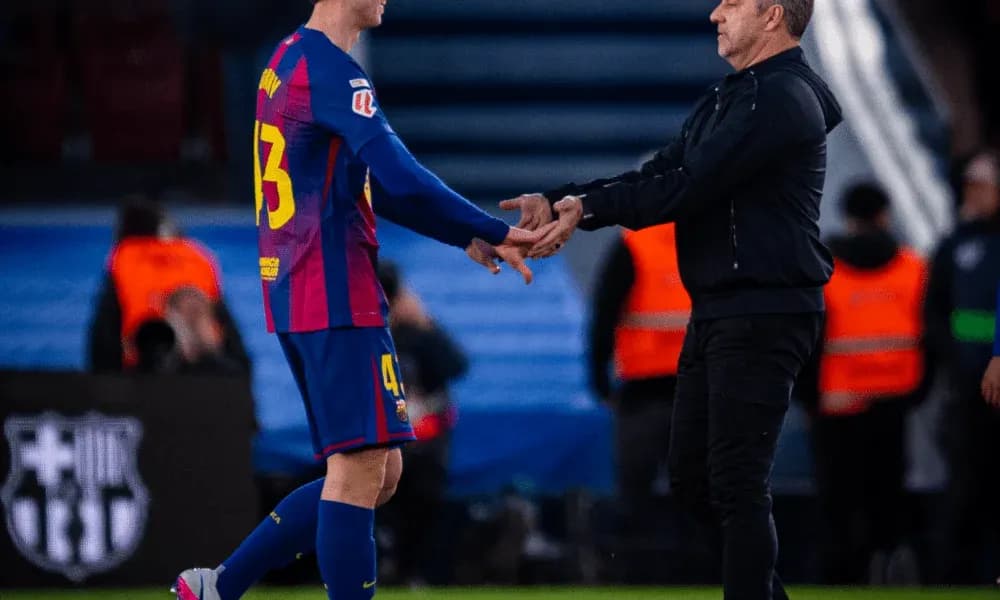 Jugador del Barcelona saludando a su entrenador Jugador del Barcelona saludando a su entrenador
