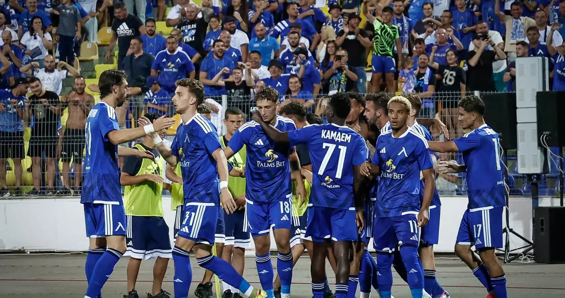 Jugadores de Levski Sofia celebrando un gol Jugadores de Levski Sofia celebrando un gol