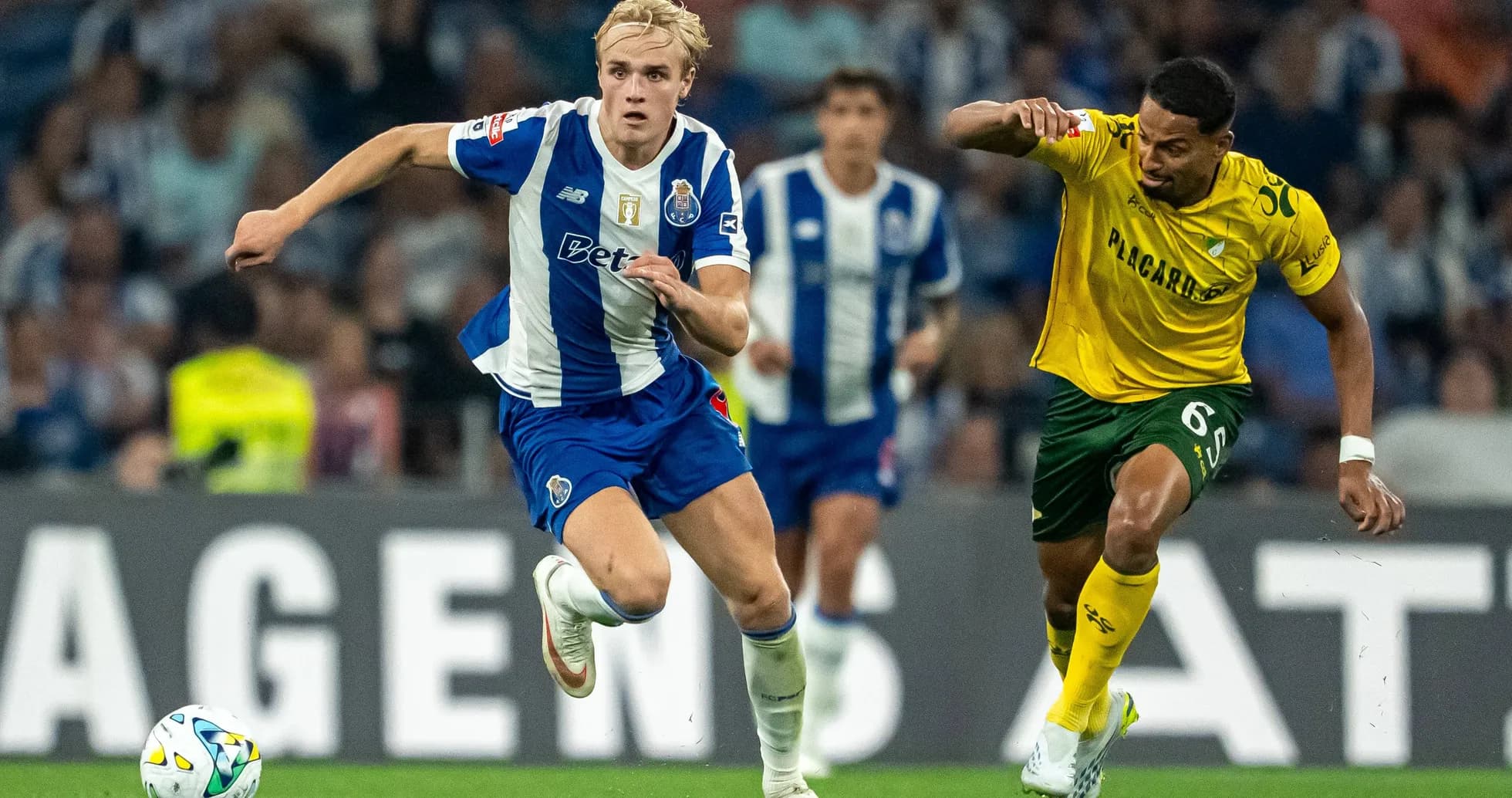 Jugador del FC Porto corriendo con el balón Jugador del FC Porto corriendo con el balón