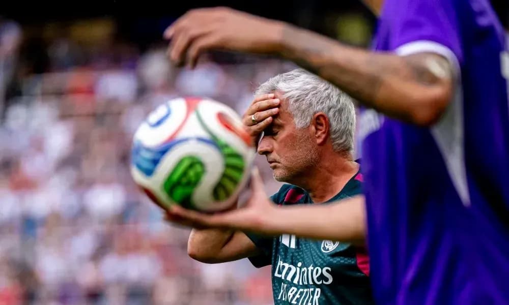 Entrenador preocupado sosteniendo la cabeza en partido Entrenador preocupado sosteniendo la cabeza en partido