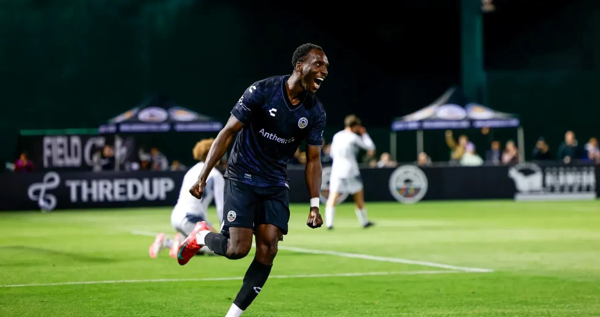 Jugador celebra un gol durante el partido Jugador celebra un gol durante el partido