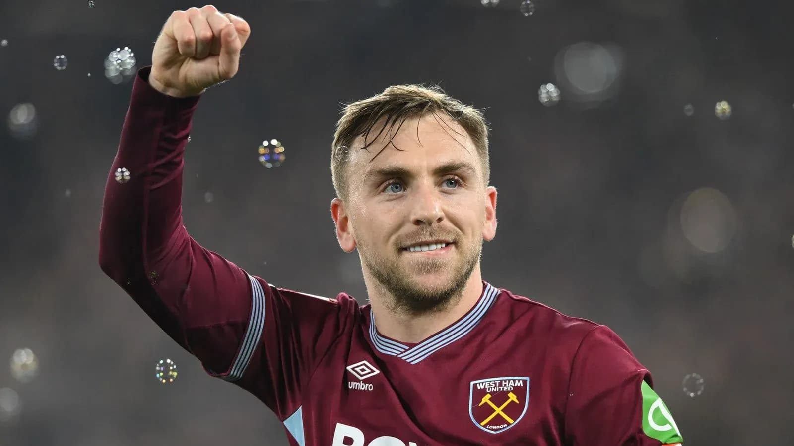 Jugador de West Ham celebrando con el puño en alto Jugador de West Ham celebrando con el puño en alto
