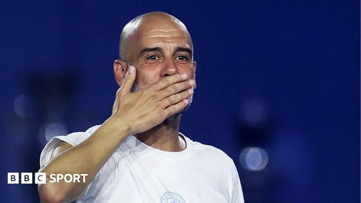 Entrenador saludando al público tras el partido Entrenador saludando al público tras el partido