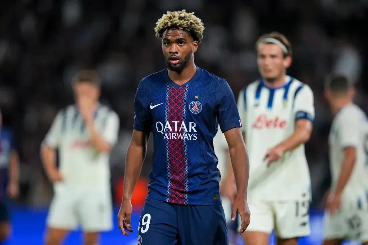 Jugador de PSG caminando durante el partido Jugador de PSG caminando durante el partido