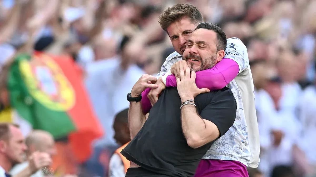 Entrenador y jugador celebrando en el campo Entrenador y jugador celebrando en el campo