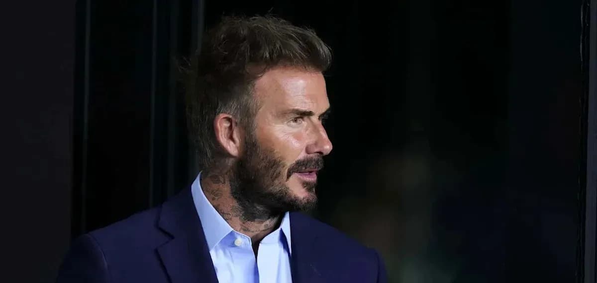 Hombre con chaqueta oscura y cabello despeinado Hombre con chaqueta oscura y cabello despeinado