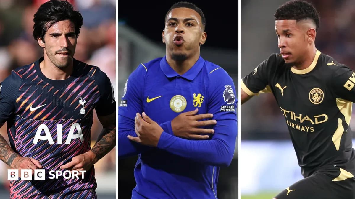 Jugadores de fútbol en acción con sus equipos Jugadores de fútbol en acción con sus equipos
