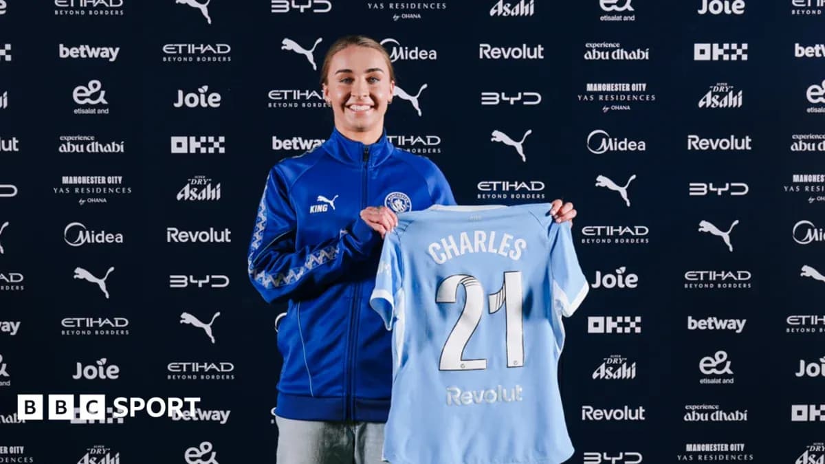 Jugadora presentando camiseta de Manchester City en evento Jugadora presentando camiseta de Manchester City en evento