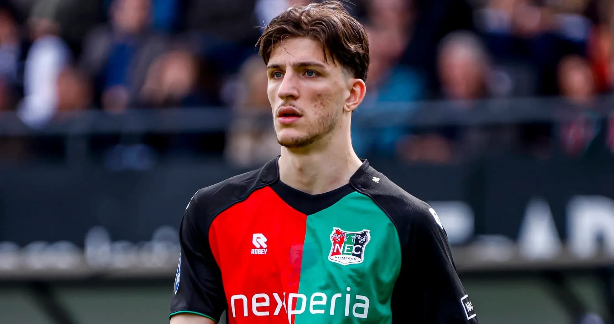 Jugador del NEC Nijmegen en uniforme durante partido Jugador del NEC Nijmegen en uniforme durante partido
