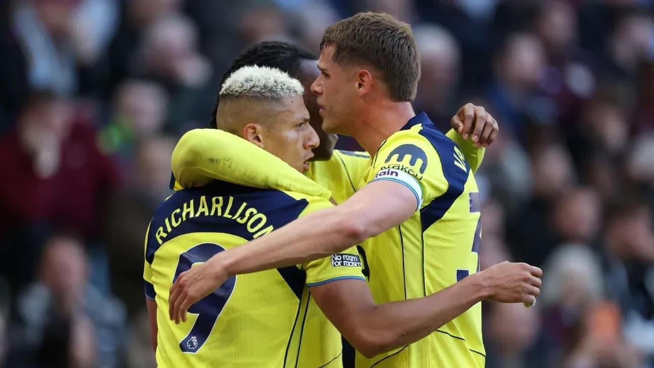 Jugadores de Tottenham celebrando un gol Jugadores de Tottenham celebrando un gol