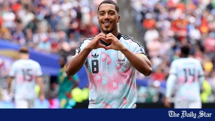 Jugador celebrando con gesto de corazón durante el partido Jugador celebrando con gesto de corazón durante el partido