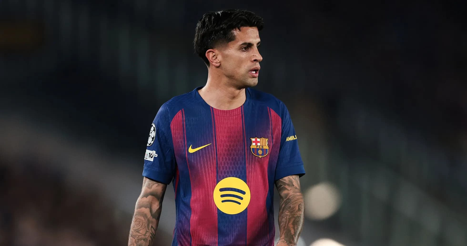 Jugador del FC Barcelona en el campo durante partido Jugador del FC Barcelona en el campo durante partido
