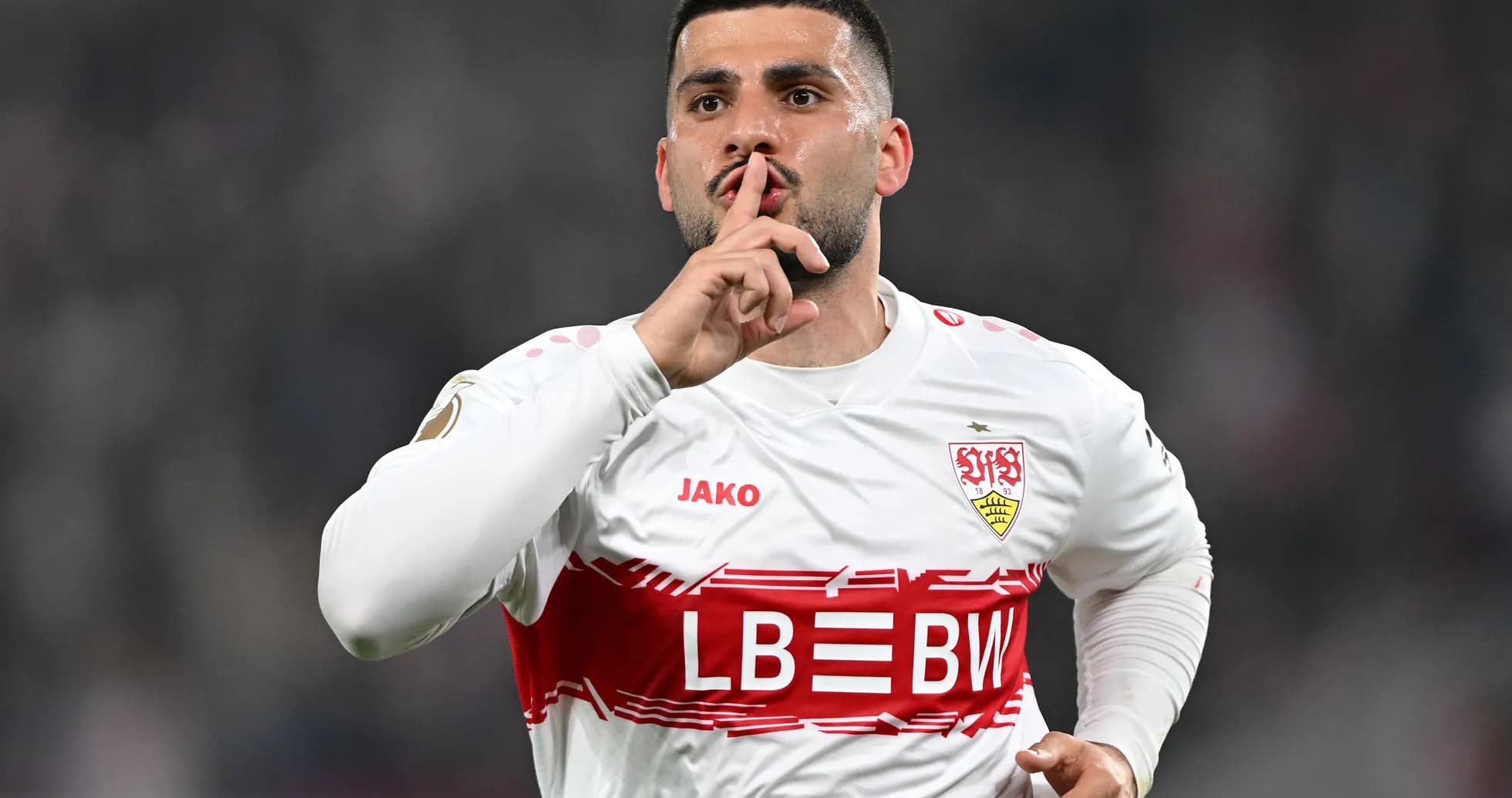Jugador de Stuttgart pidiendo silencio tras anotar Jugador de Stuttgart pidiendo silencio tras anotar