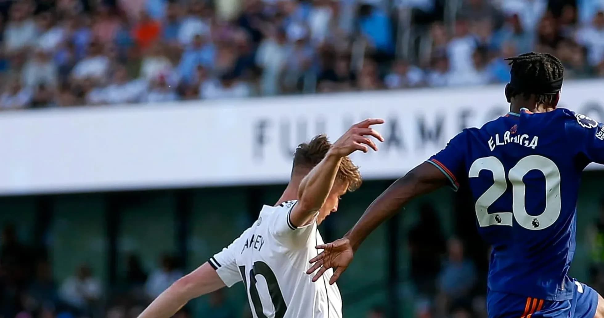 Jugador de Fulham y Newcastle en acción Jugador de Fulham y Newcastle en acción
