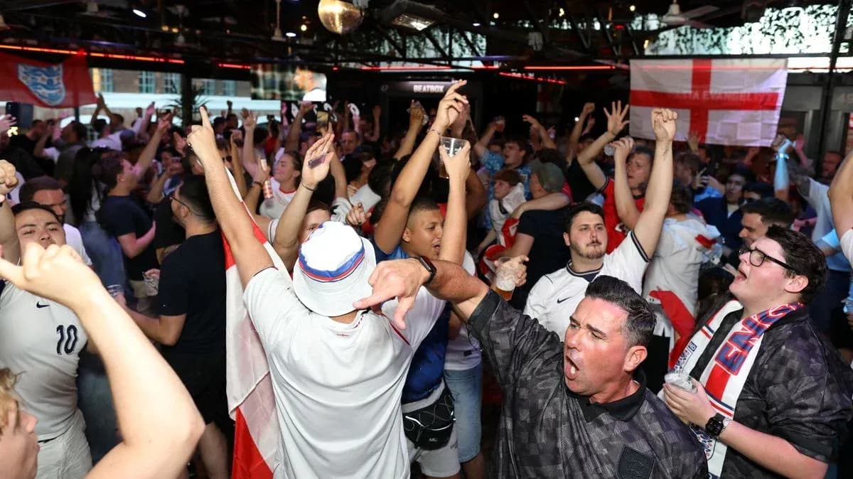 Aficionados celebrando en un bar durante un partido Aficionados celebrando en un bar durante un partido