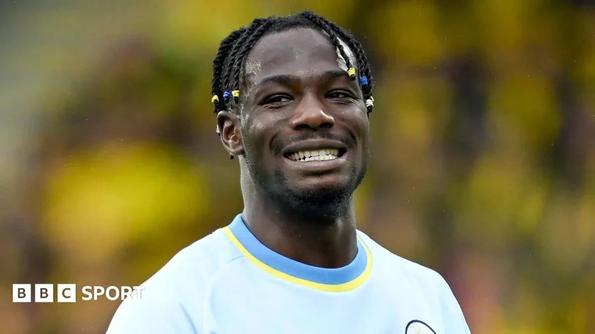Jugador sonriendo con camiseta de entrenamiento azul Jugador sonriendo con camiseta de entrenamiento azul