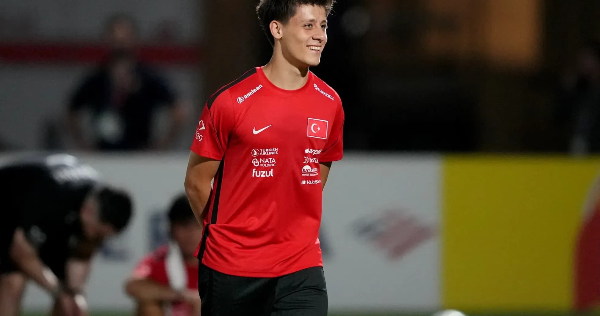 Jugador de Türkiye sonriendo durante el entrenamiento Jugador de Türkiye sonriendo durante el entrenamiento