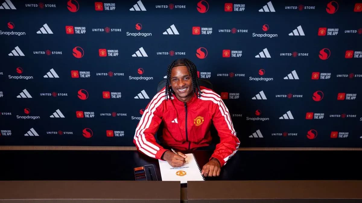Jugador firmando contrato con el Manchester United Jugador firmando contrato con el Manchester United