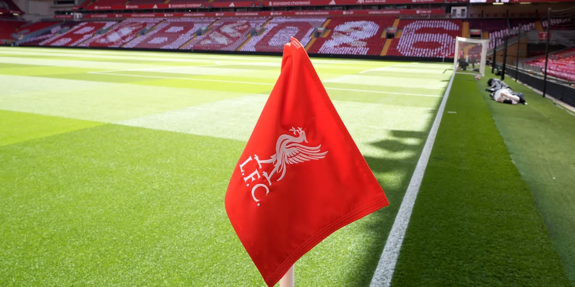 Esquina de campo con bandera de Liverpool FC Esquina de campo con bandera de Liverpool FC
