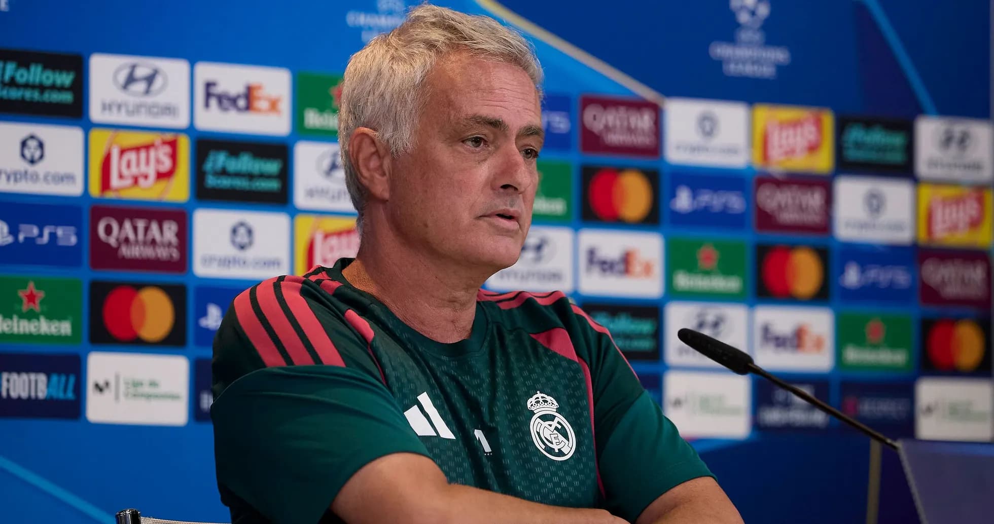 Entrenador en rueda de prensa con fondo de patrocinadores Entrenador en rueda de prensa con fondo de patrocinadores