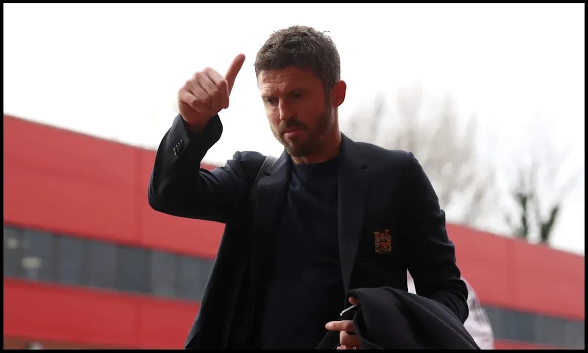 Entrenador saludando con pulgar hacia arriba al llegar Entrenador saludando con pulgar hacia arriba al llegar
