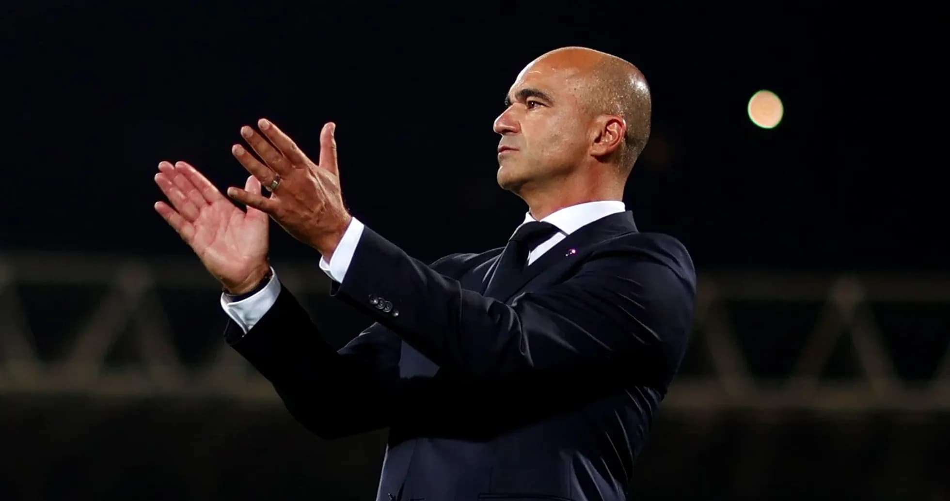 Entrenador aplaudiendo durante un partido Entrenador aplaudiendo durante un partido