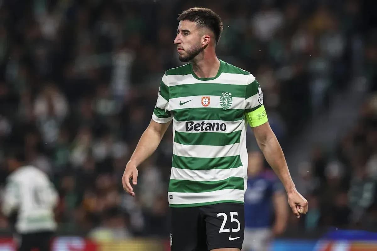 Jugador de Sporting CP con camiseta a rayas en el campo Jugador de Sporting CP con camiseta a rayas en el campo