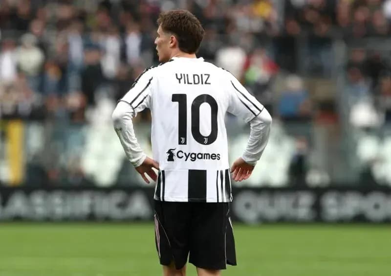 Jugador con camiseta de Juventus, número 10, Yildiz Jugador con camiseta de Juventus, número 10, Yildiz