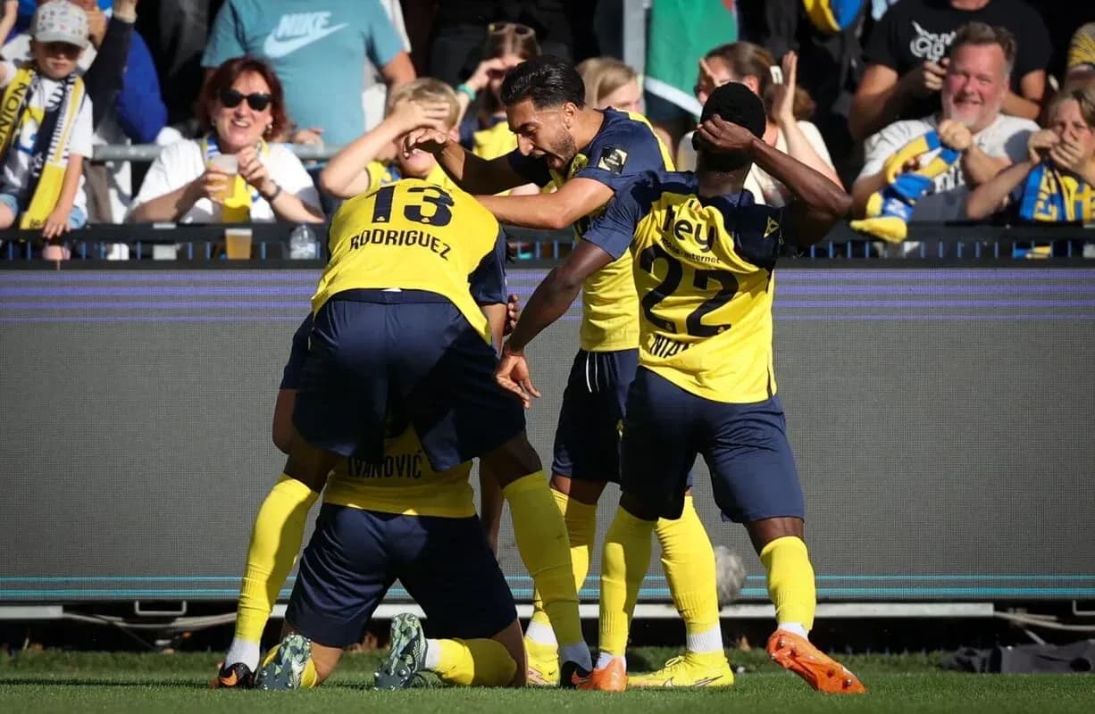 Jugadores celebrando un gol en el campo Jugadores celebrando un gol en el campo