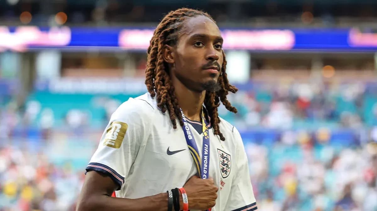 Jugador de Inglaterra con medalla tras el partido Jugador de Inglaterra con medalla tras el partido